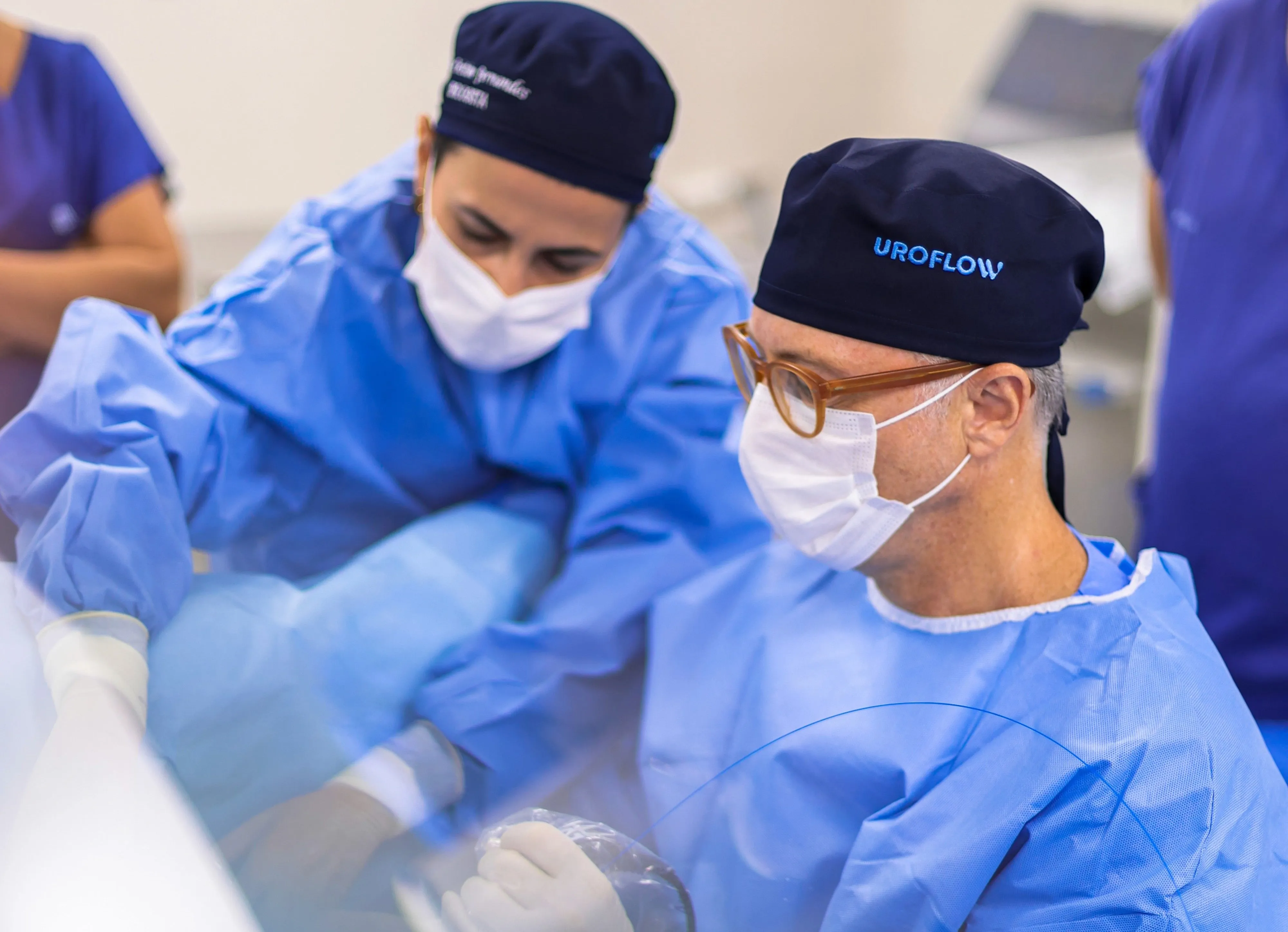 Cirurgia em andamento na Uroflow, equipe de gorro com a marca da clínica.