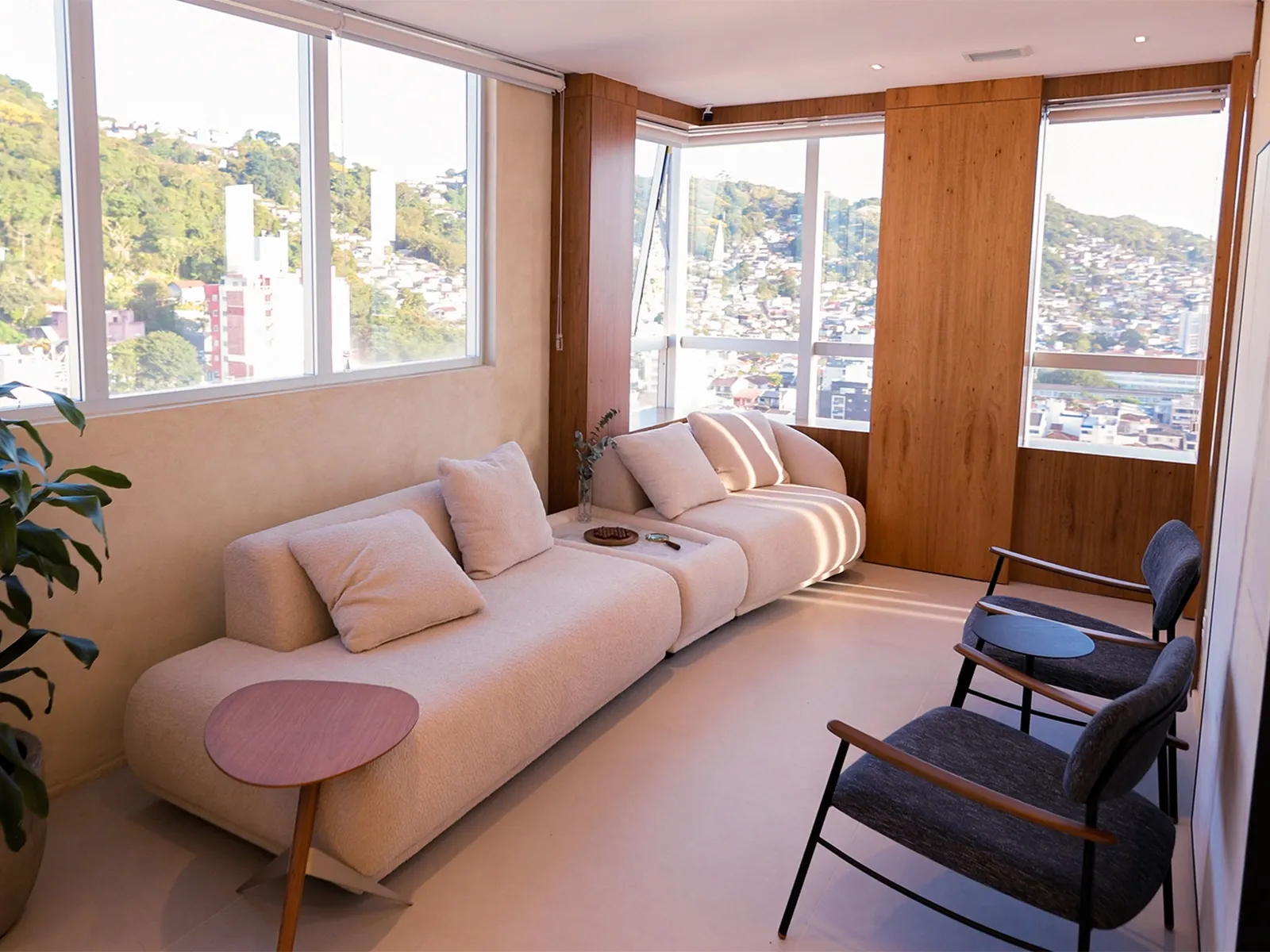 Sala de espera da Uroflow, com sofá claro e vista da janela.