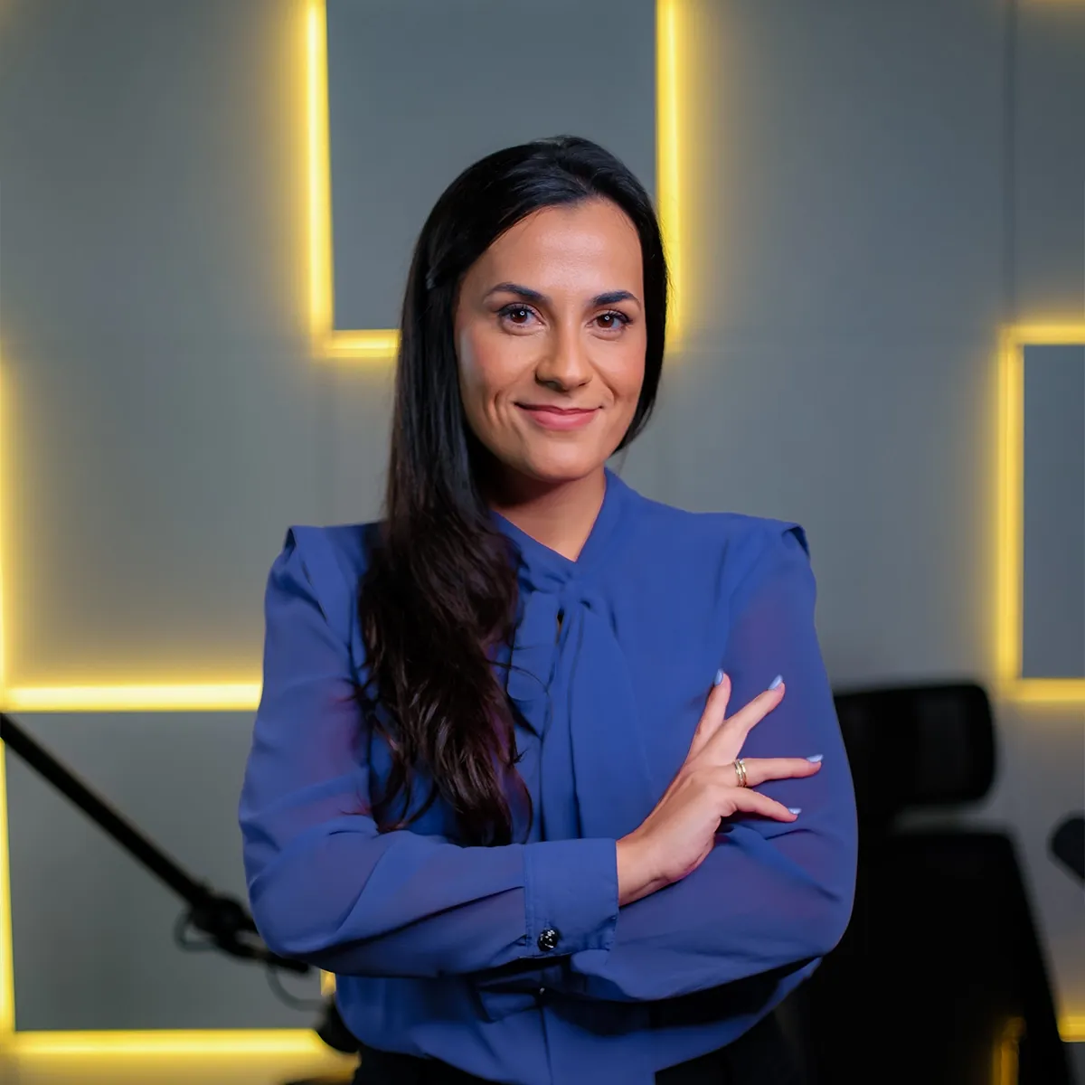 Dra. Cristine Abdala, retrato sobre fundo escuro com luz âmbar.