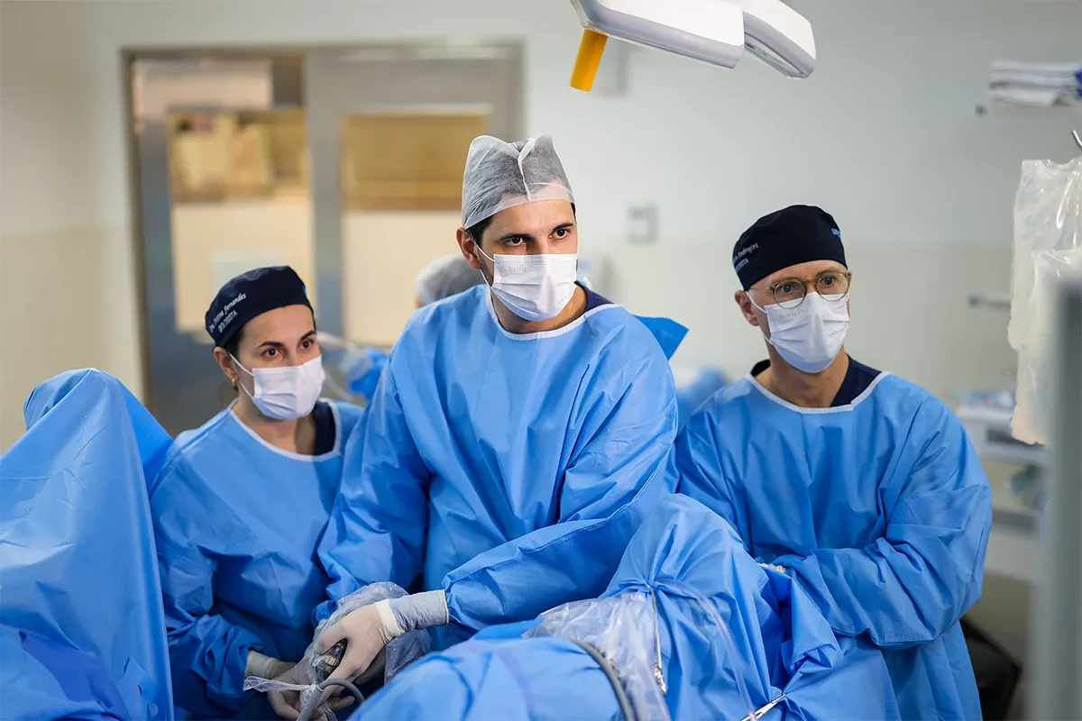 Equipe da Uroflow no centro cirúrgico, em trajes cirúrgicos.