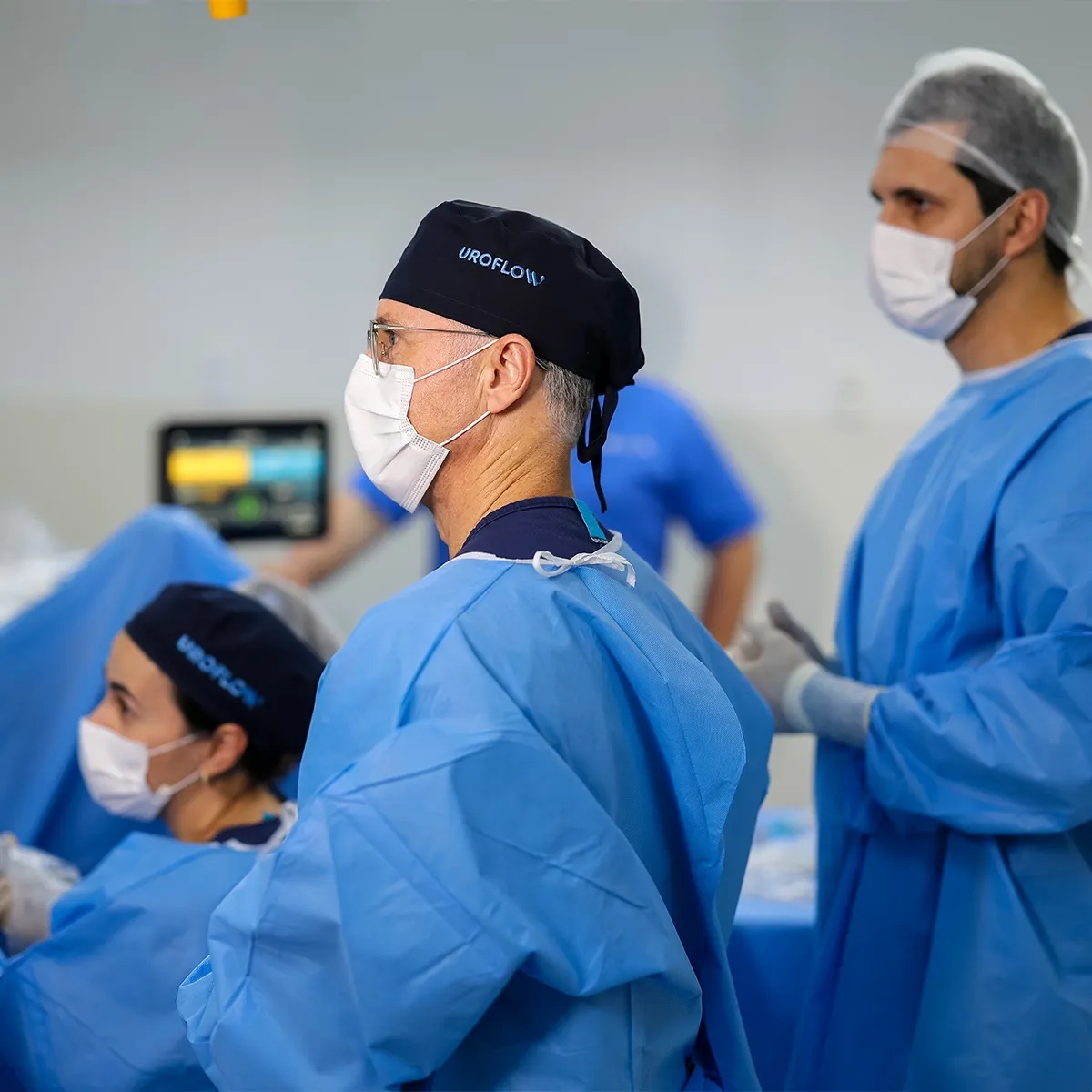 Equipe cirúrgica da Uroflow durante procedimento, acompanhando o monitor.