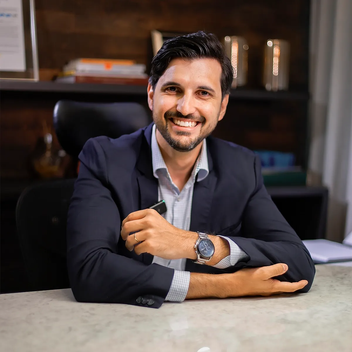Dr. Francisco Marconato sentado, de terno escuro.