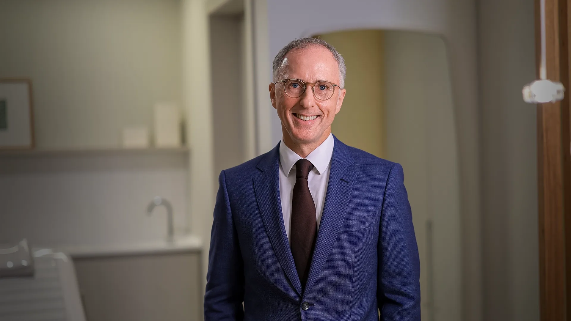 Dr. Alberto Ambrogini no consultório da Uroflow.