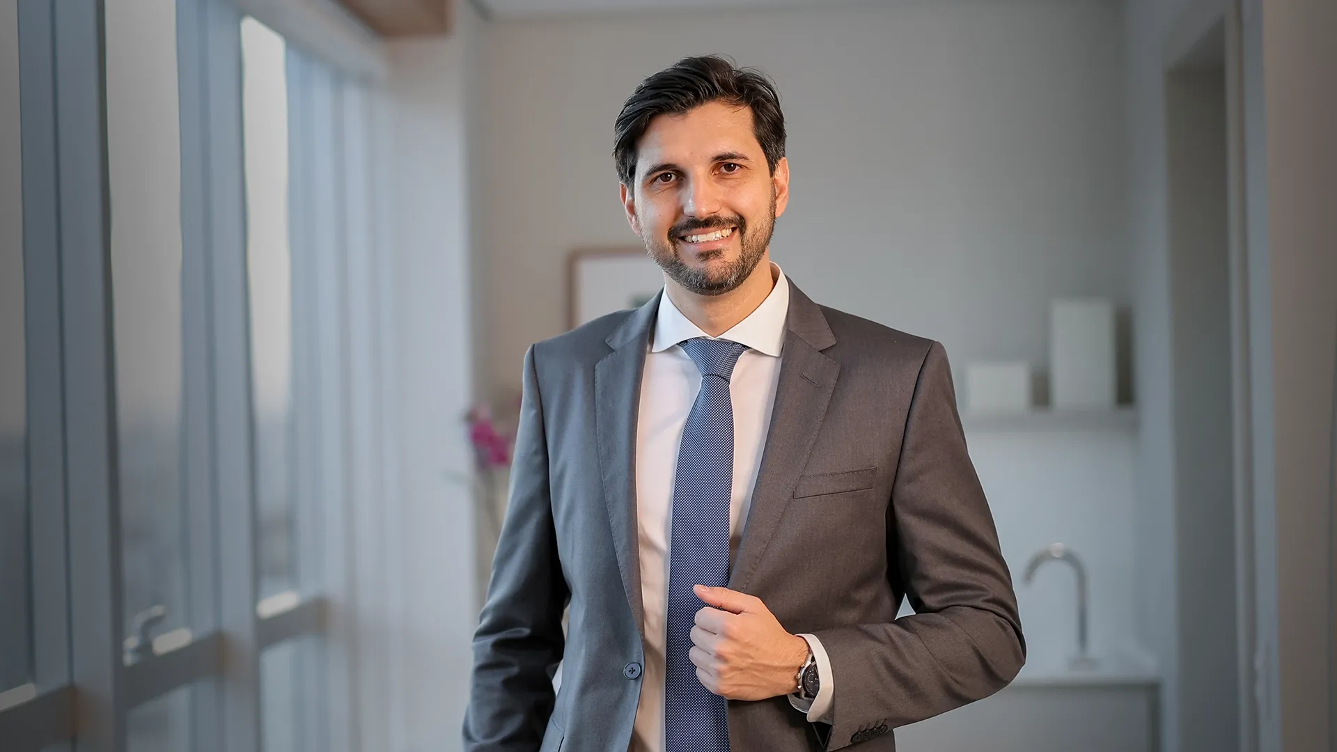Dr. Francisco Marconato no consultório da Uroflow.